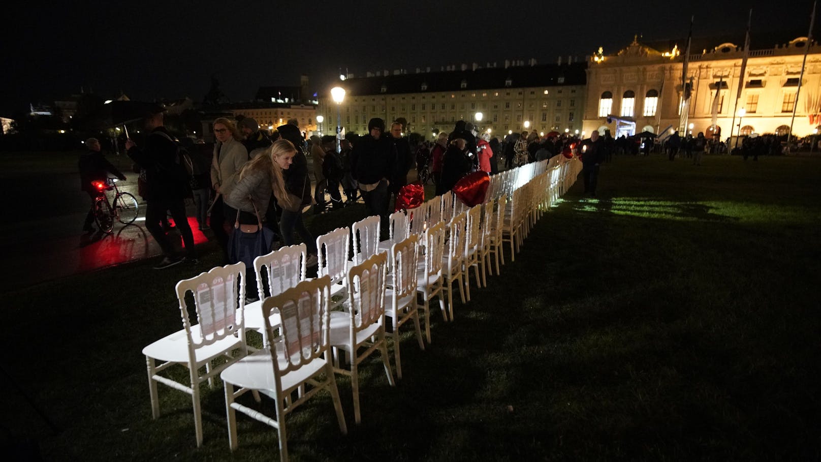 Große Mahnwache und Lichtermeer am Wiener Heldenplatz für Israel am 2. November 2023.