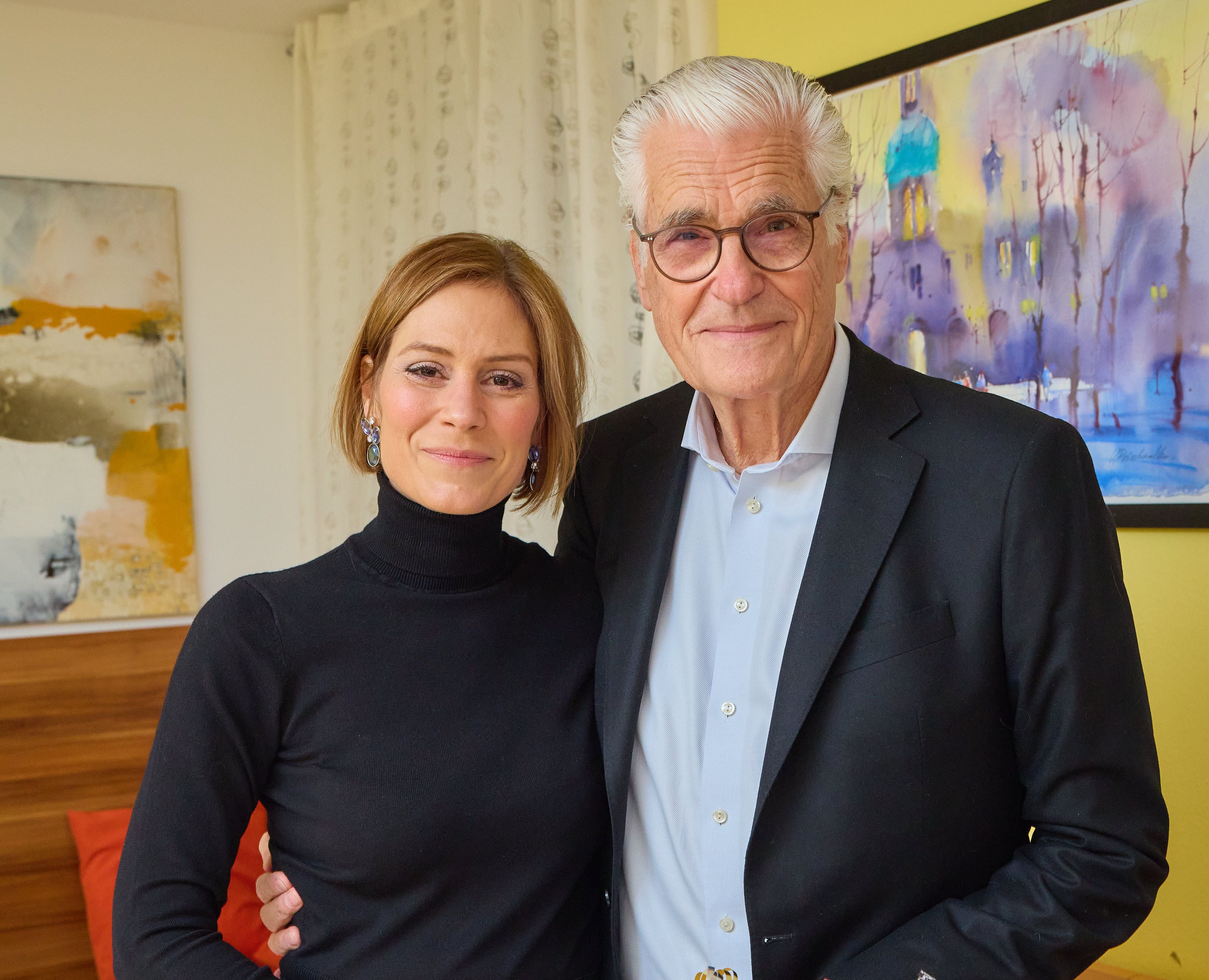 Sky du Mont hat sich in Moderatorin Julia Schütze verliebt.