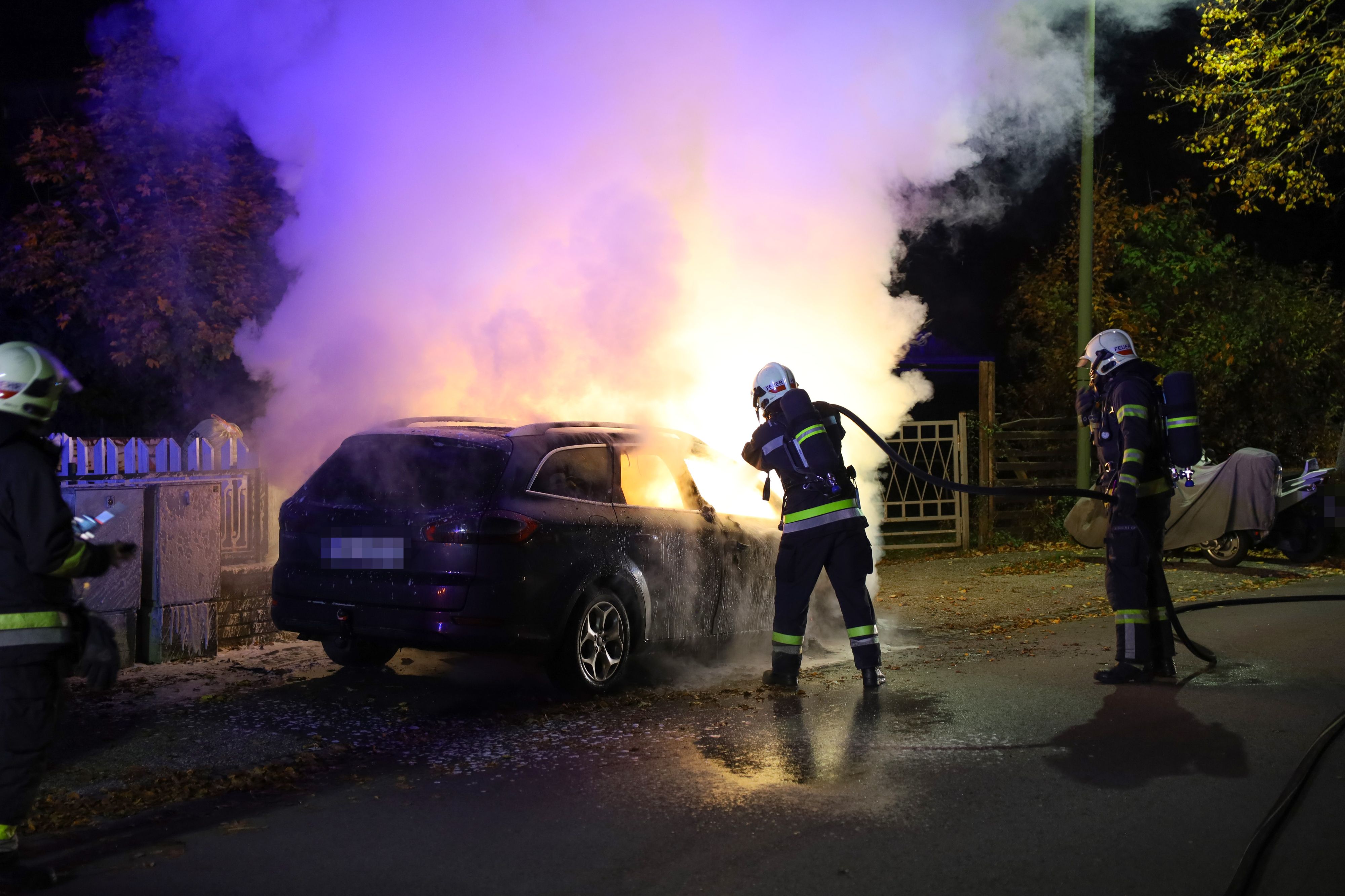 Wurde ein Raub der Flammen: das Auto, das in Wels abgestellt war.