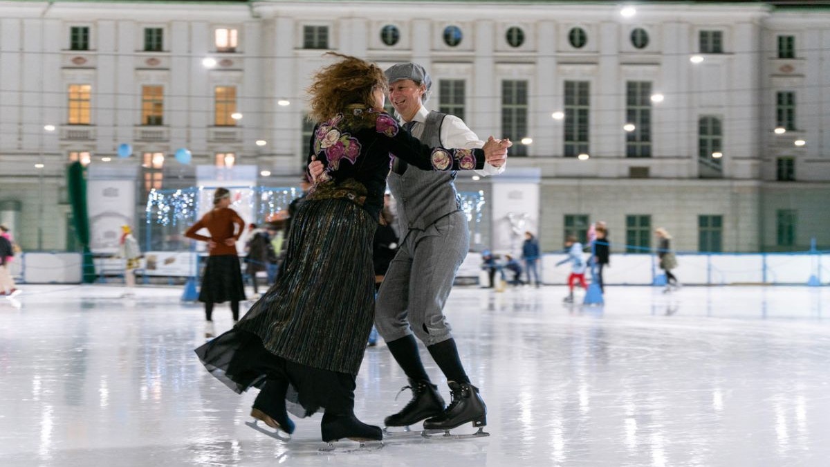 Der Wiener Eislaufverein lädt zur großen Eröffnungsparty, auch Rundtanzen (wie hier am Bild) wird möglich sein.