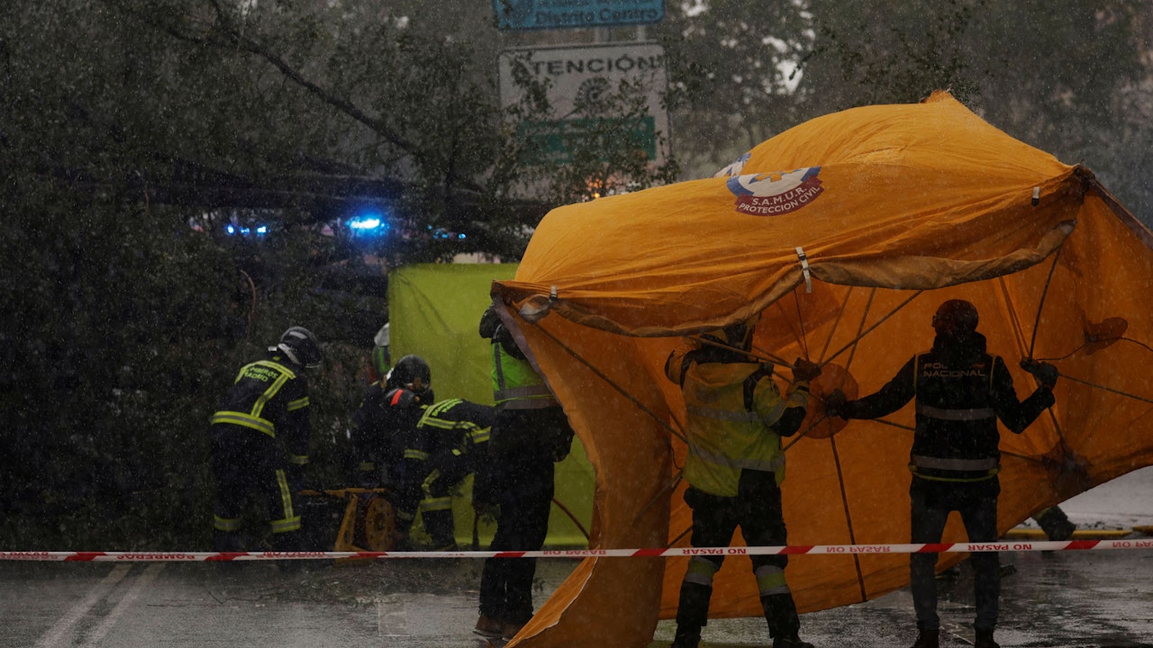Heute.at - Tödliches Orkan-Tief Ciarán verwüstet Europa