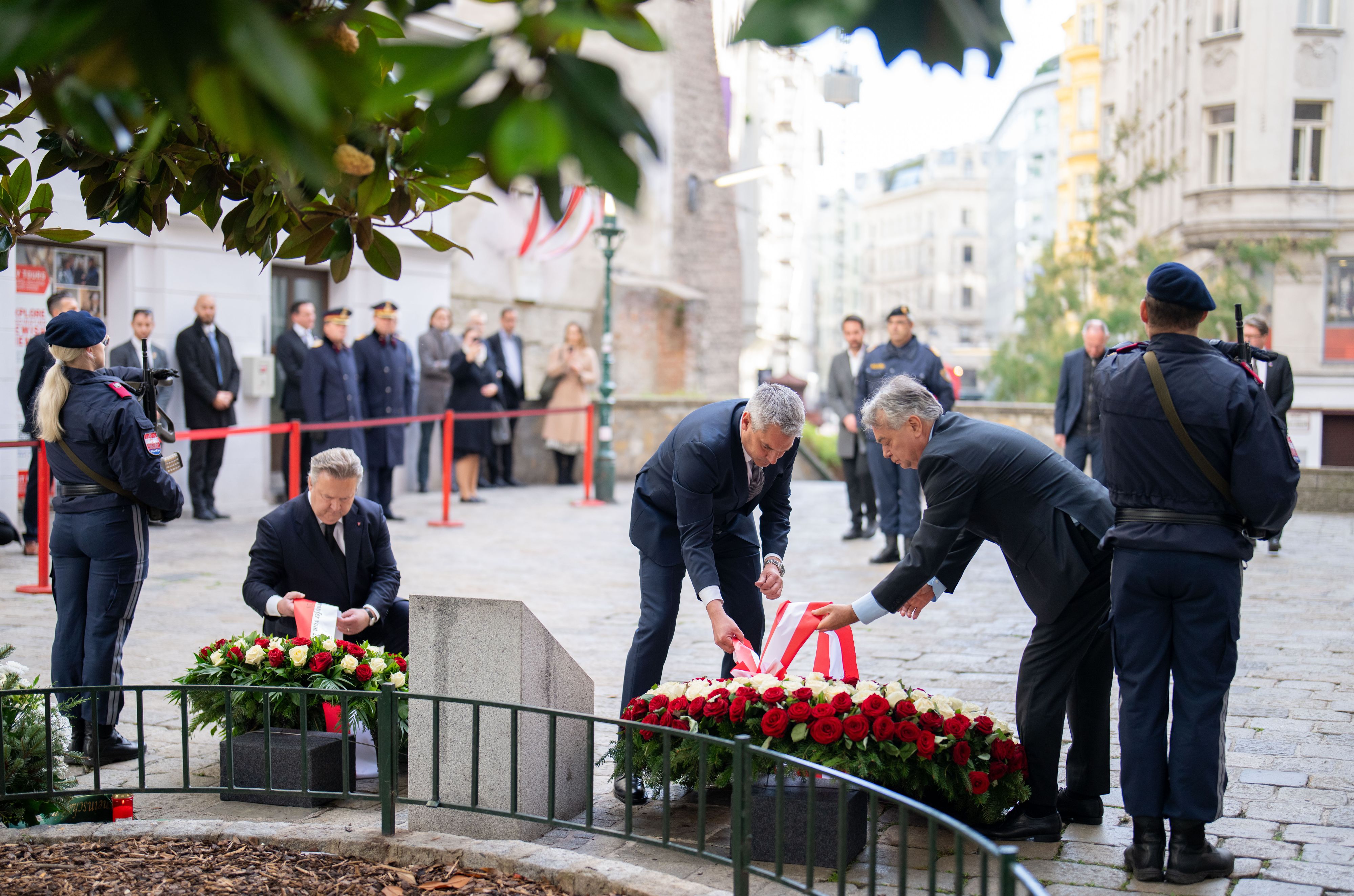 Bundeskanzler Karl Nehammer und Vizekanzler Werner Kogler am Donnerstag (02.11.2023) bei der Kranzniederlegung für die Opfer des Terroranschlags in Wien. Links im Bild: Wiens Bürgermeister Michael Ludwig.