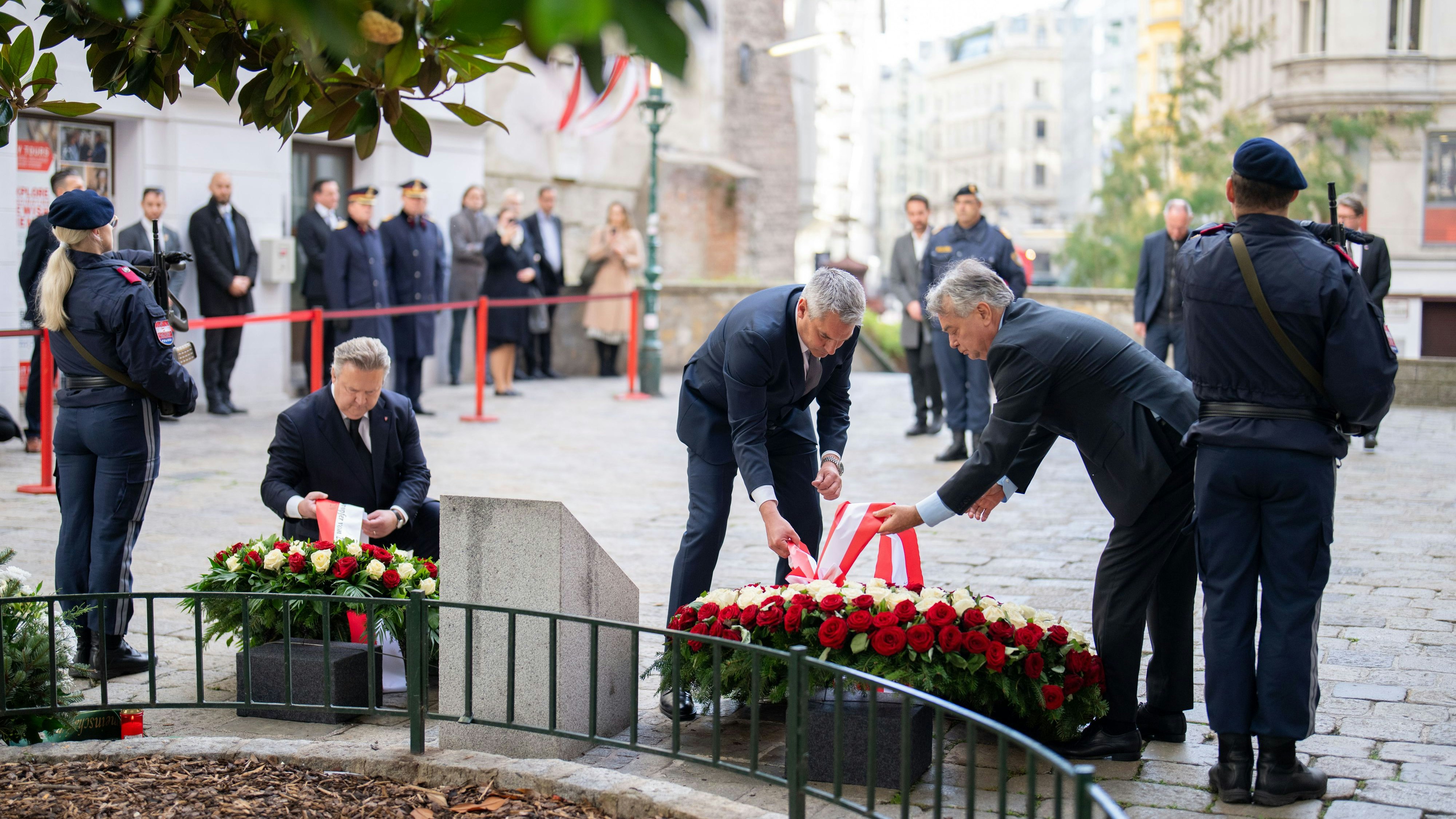 Bundeskanzler Karl Nehammer und Vizekanzler Werner Kogler am Donnerstag (02.11.2023) bei der Kranzniederlegung für die Opfer des Terroranschlags in Wien. Links im Bild: Wiens Bürgermeister Michael Ludwig.