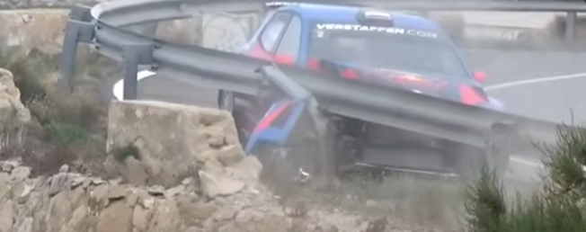 Jos Verstappen fliegt im Rallye-Auto ab.