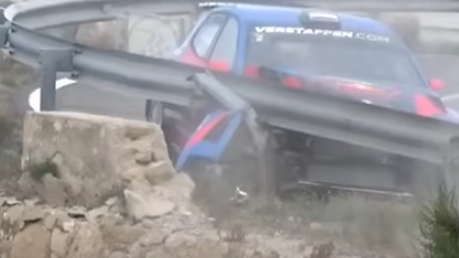 Jos Verstappen fliegt im Rallye-Auto ab.