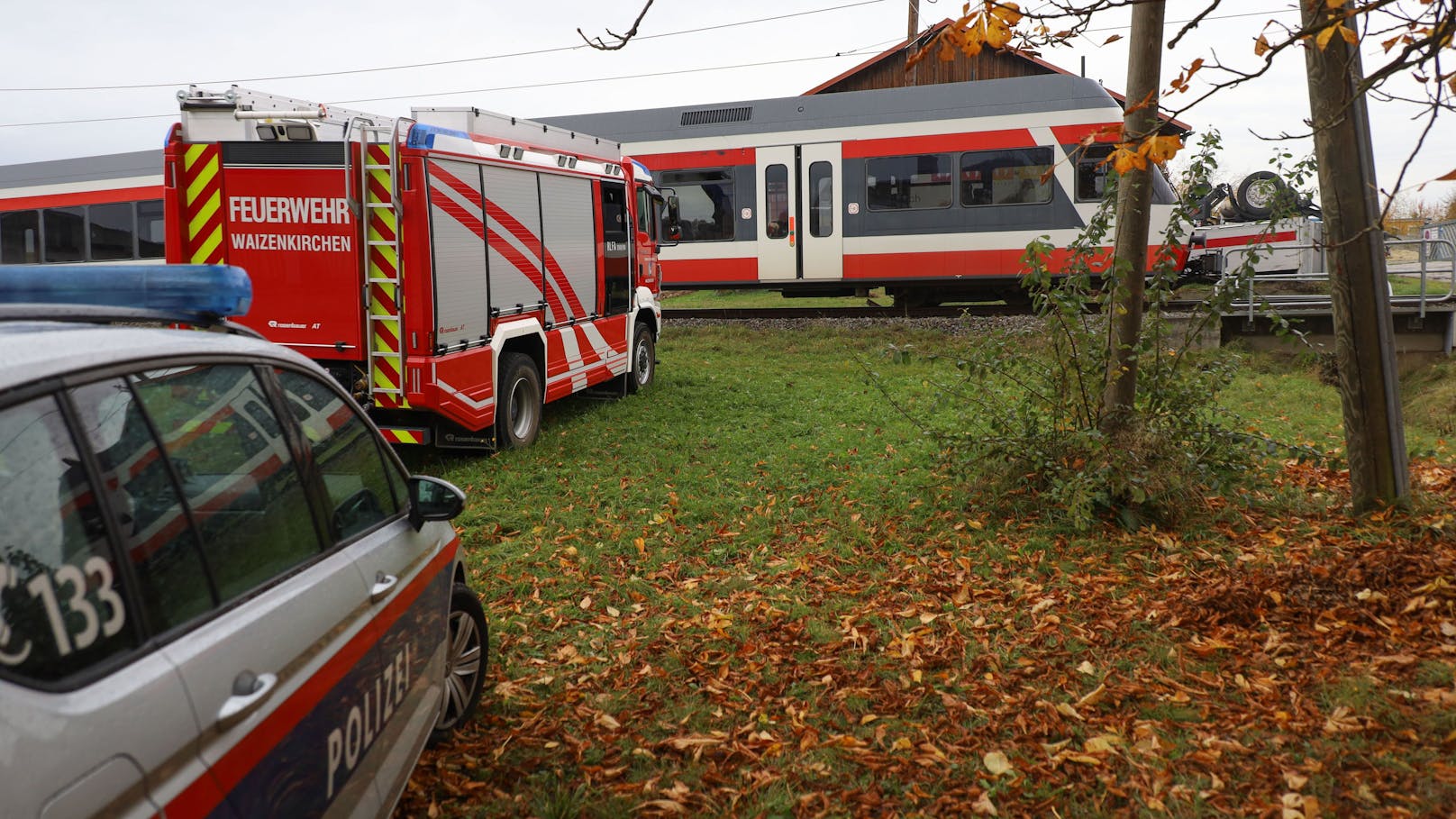 Der Anhänger überschlug sich, die Bahn entgleiste zum Teil.