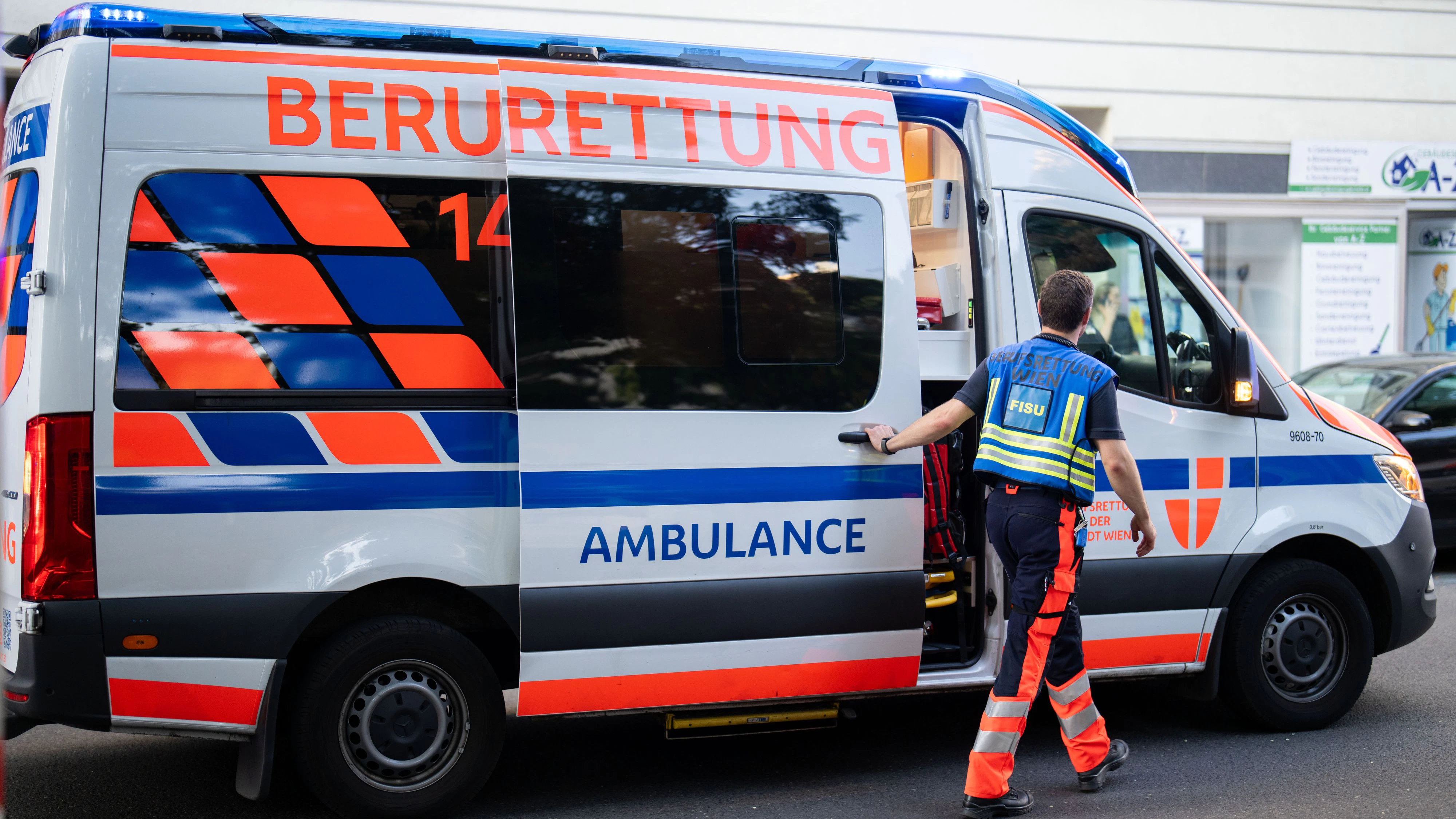 Die Wiener Berufsrettung versorgte den verletzten Buben. Archivbild. 