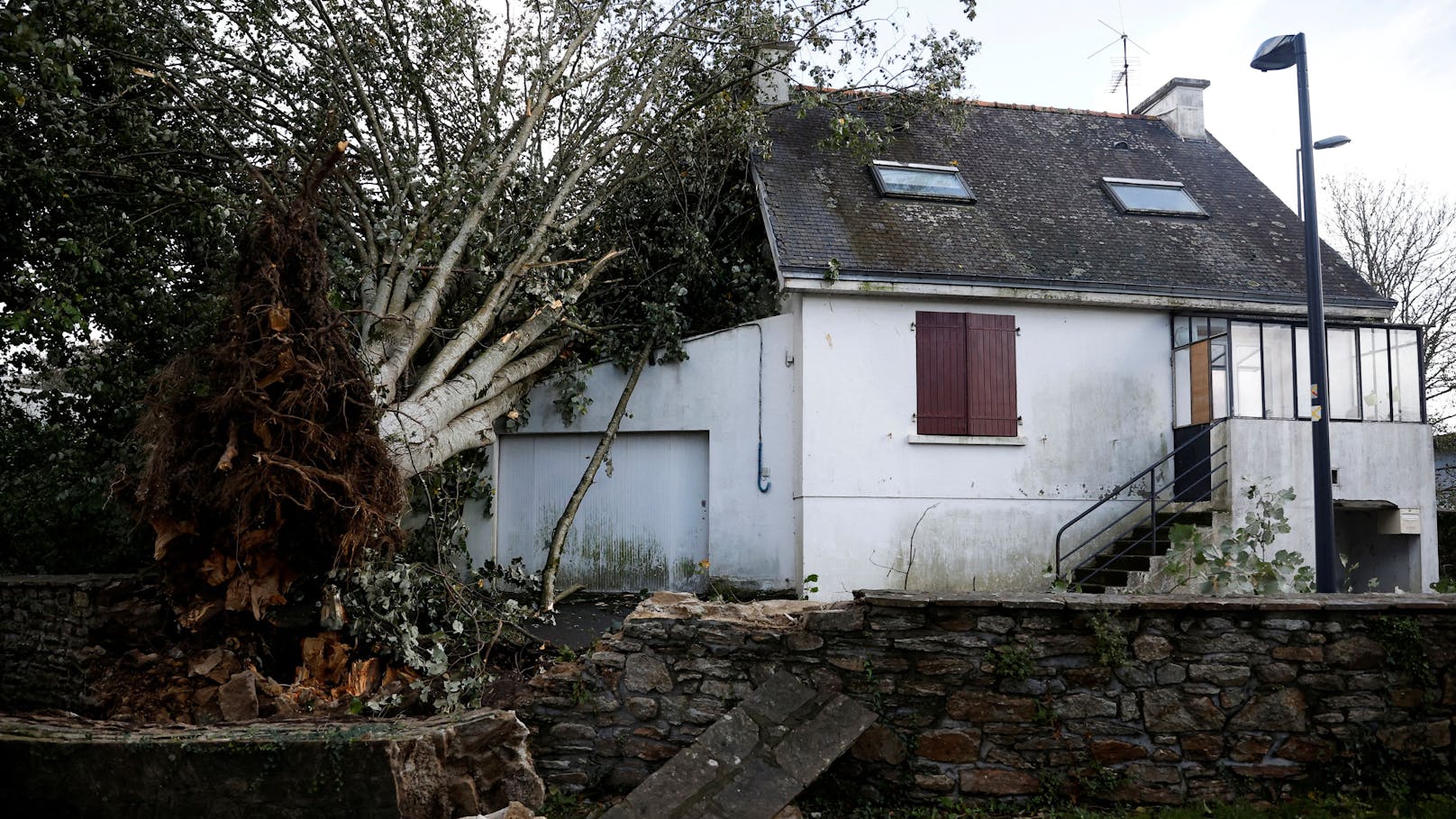 Orkan-Tief Ciarán verwüstet Frankreich: Umgestürzte Bäume in in Quimperle, Bretagne.