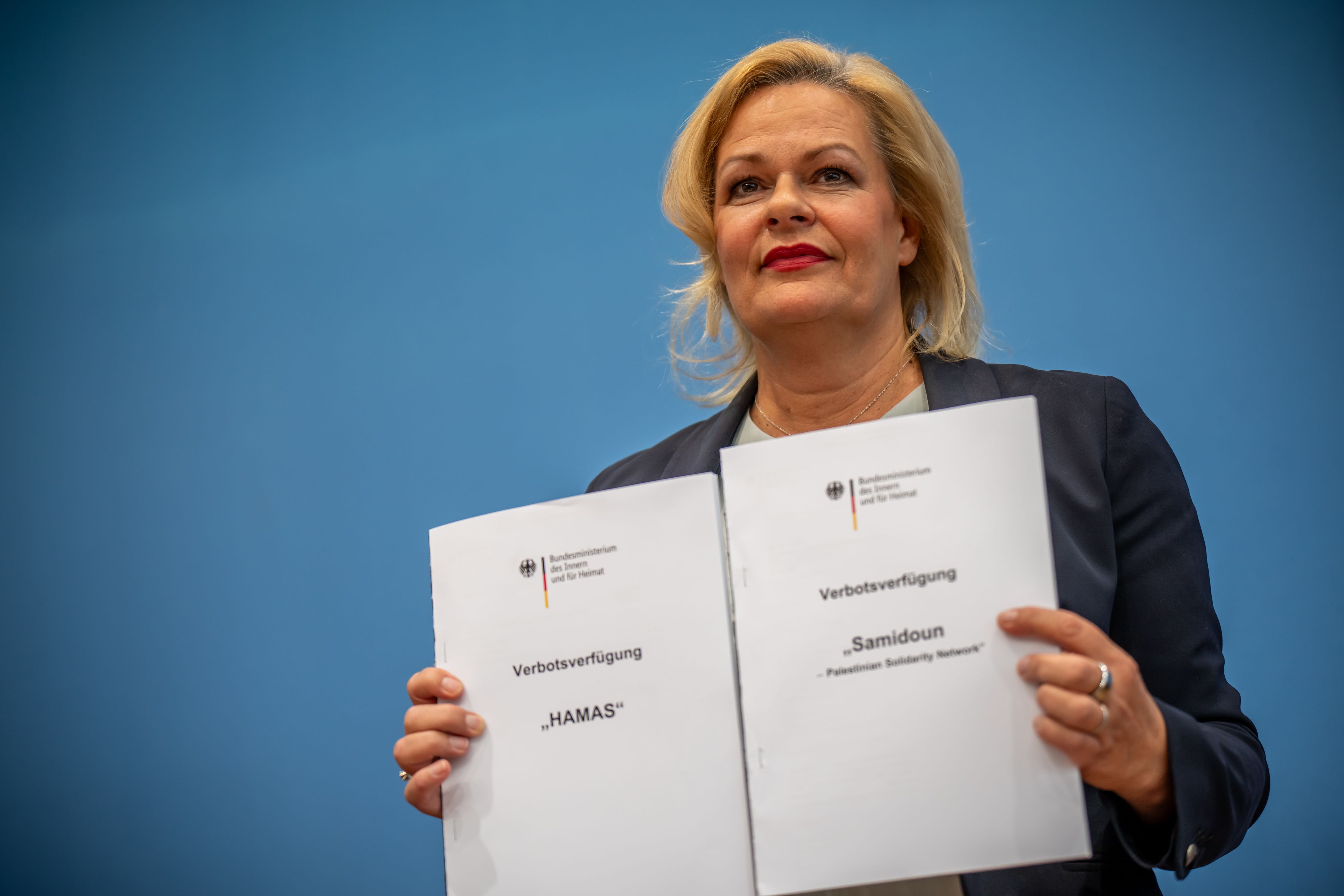 Die deutsche Innenministerin Nancy Faeser (SPD) präsentierte am Donnerstag in Berlin sowohl eine Verbotsverfügung für die Hamas als auch die Pro-Palästinenser-Organisation 