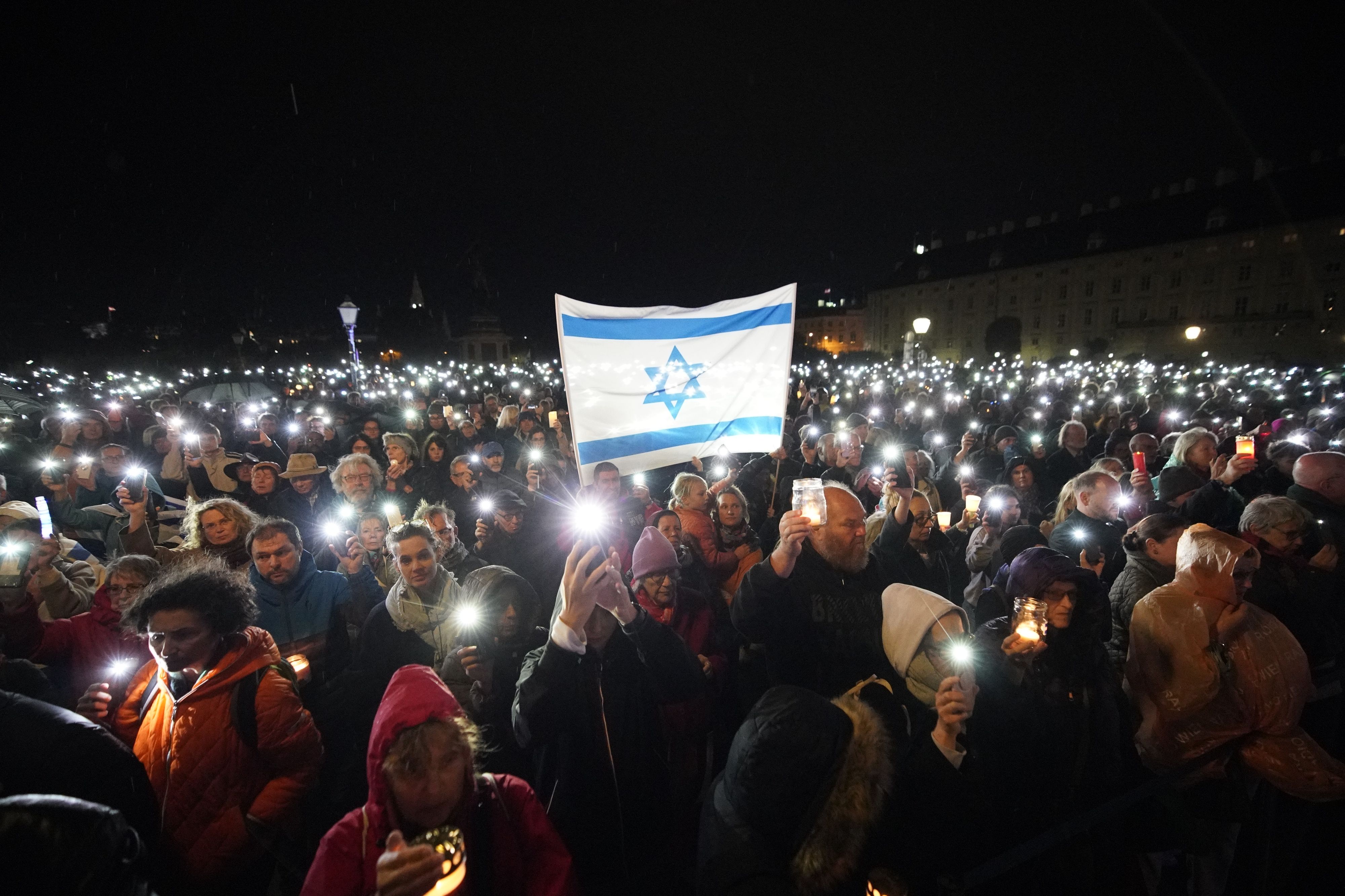 Große Mahnwache und Lichtermeer am Wiener Heldenplatz für Israel am 2. November 2023.