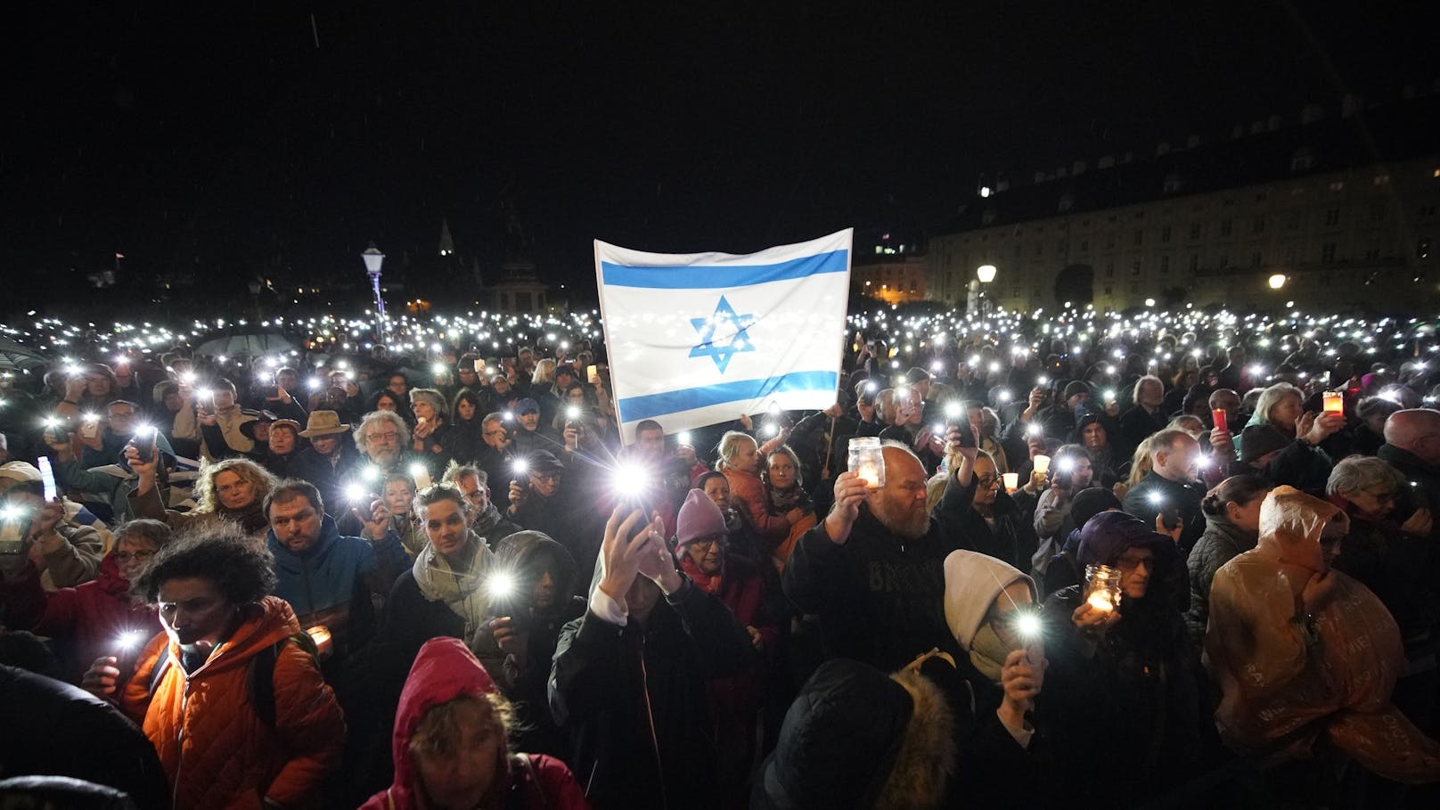 Große Mahnwache und Lichtermeer am Wiener Heldenplatz für Israel am 2. November 2023.