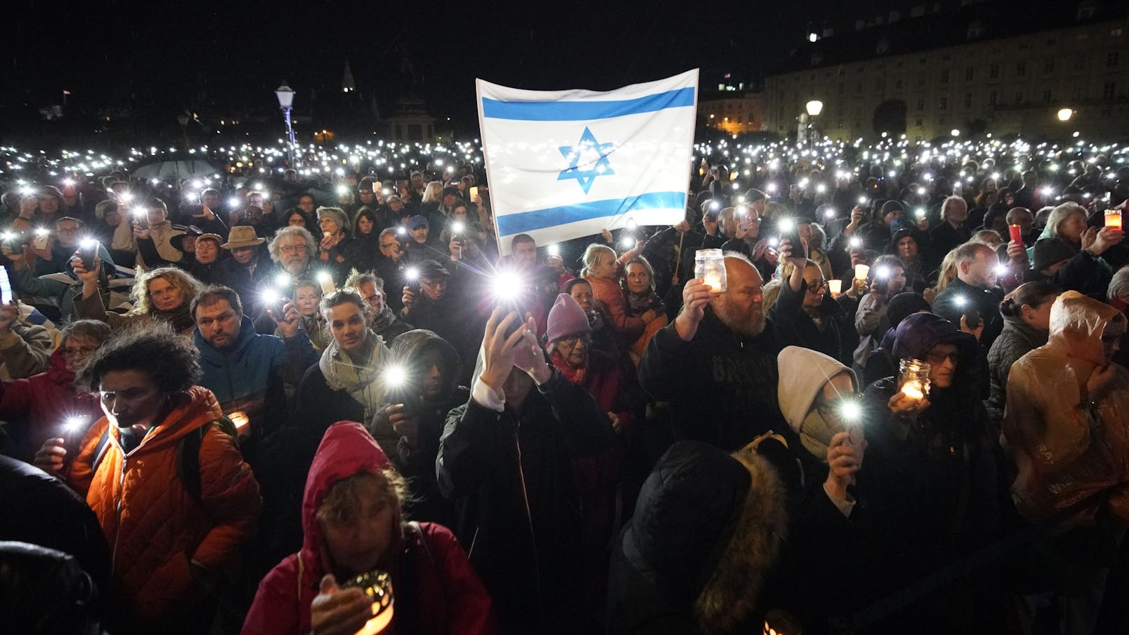 Über 20.000 bei Israel-Lichtermeer am Heldenplatz