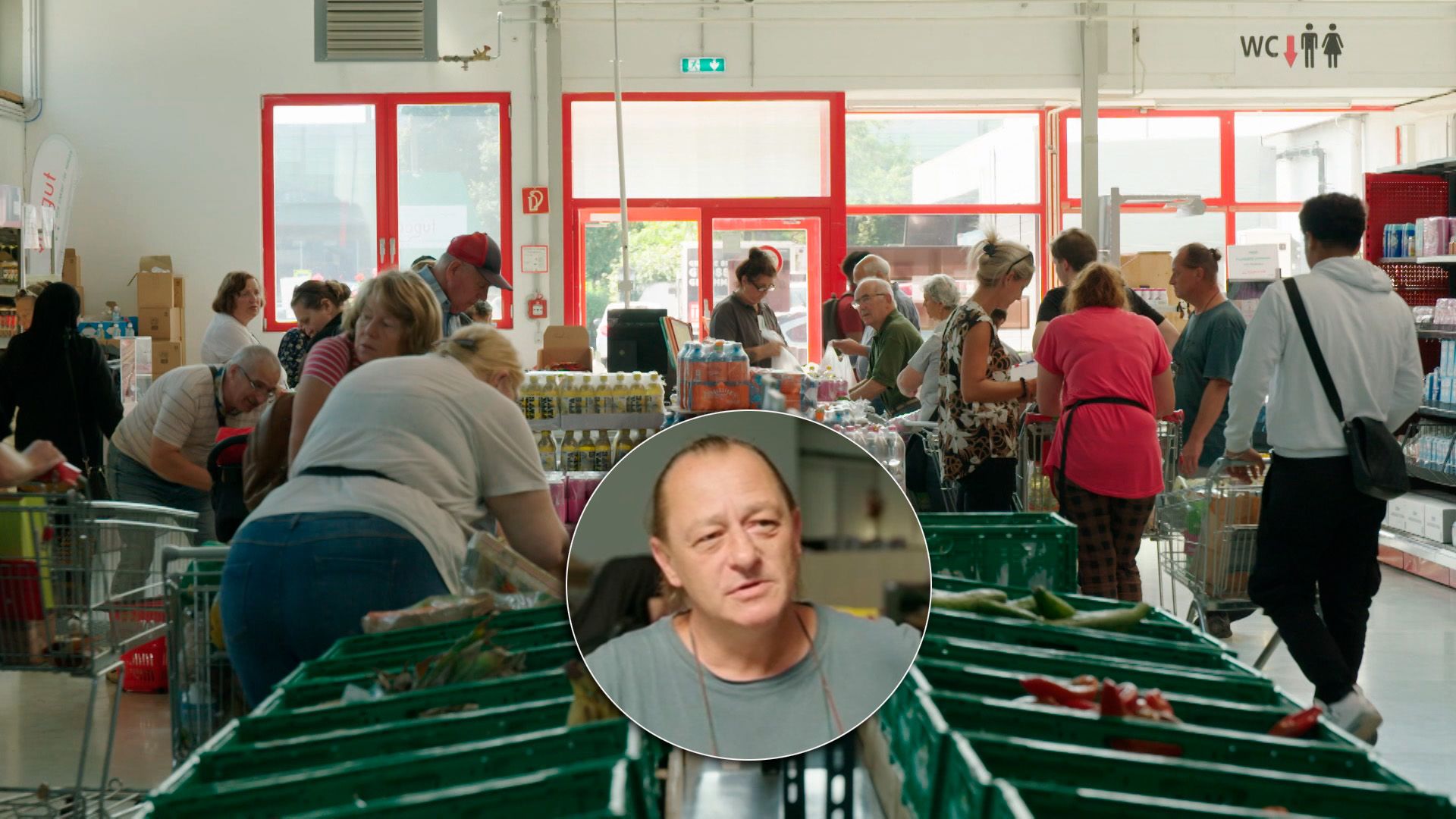 Kunden heimischer Sozialmärkte haben meist schon ein hartes Leben hinter sich, so wie ein 52-Jähriger aus Niederösterreich (Mi.).