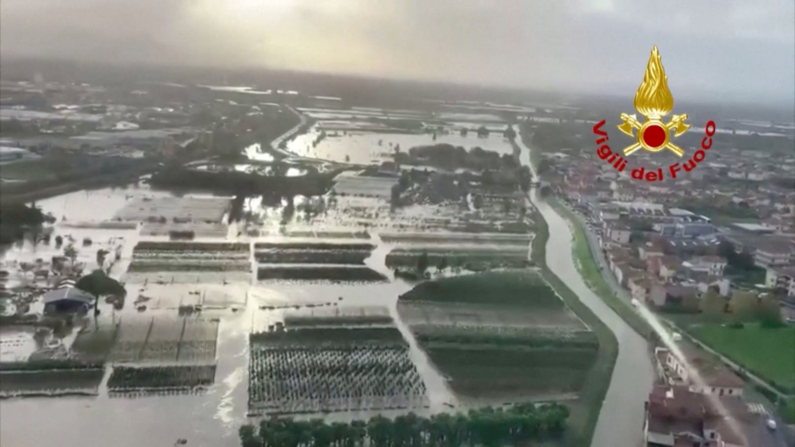 Orkan-Tief Ciarán hat am 2. und 3. November die Toskana verwüstet. Im Bild die Überschwemmungen in Prato aus der Luft aus gesehen.