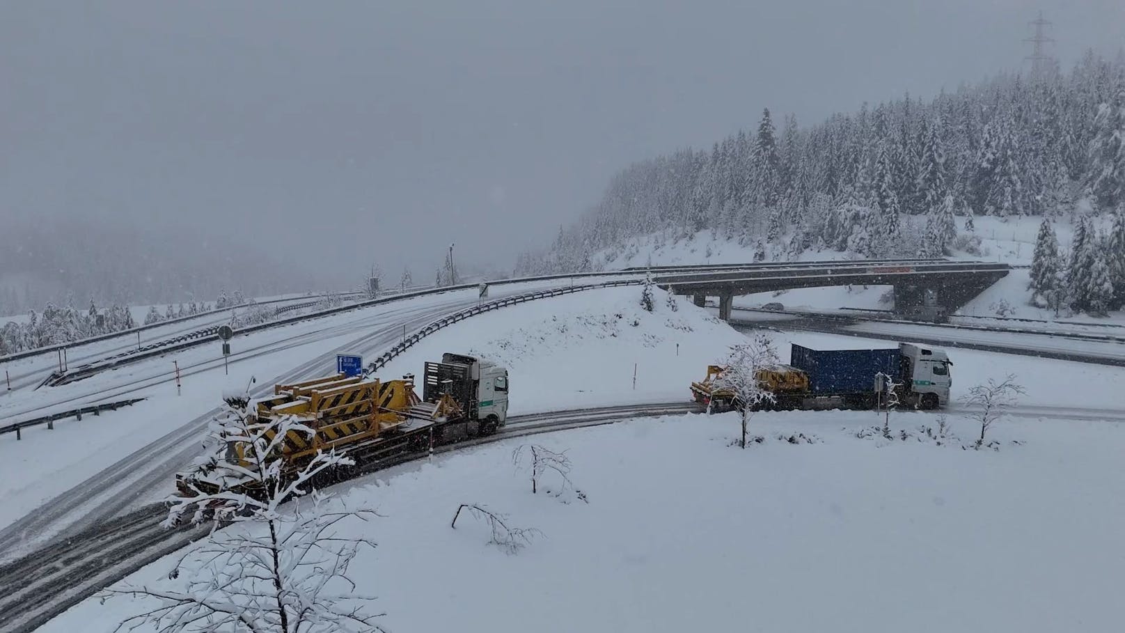 Wintereinbruch an der A10 Tauernautobahn bei Eben im Pongau am 3. November. Ausläufer von Orkantief Ciarán haben feuchte Luft aus dem Mittelmeer nach Österreich getragen.