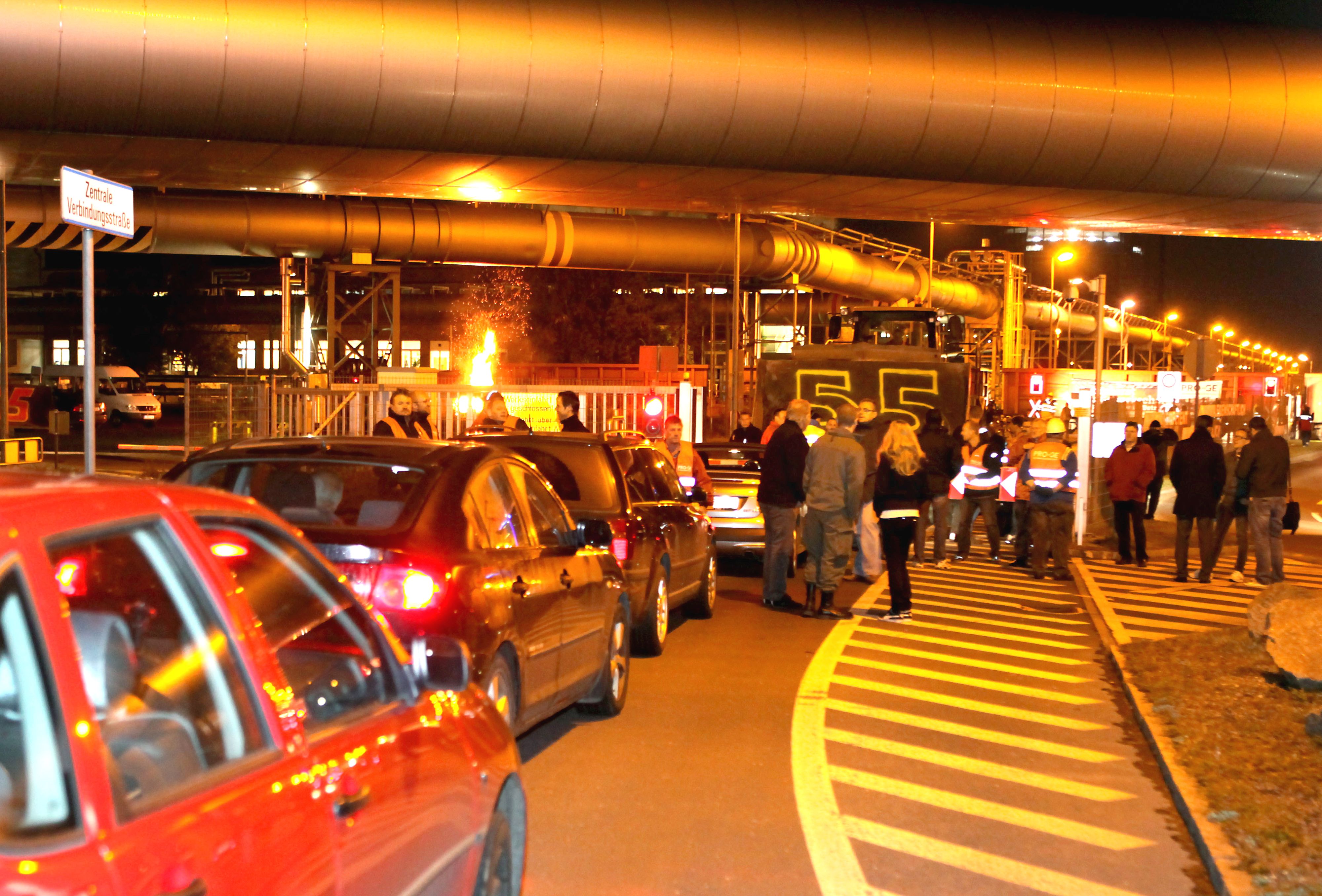 Schon vor ein paar Jahren (hier ein Archivfoto aus 2011) wurde vor dem VOEST-Werk in Linz gestreikt. Archivbild.