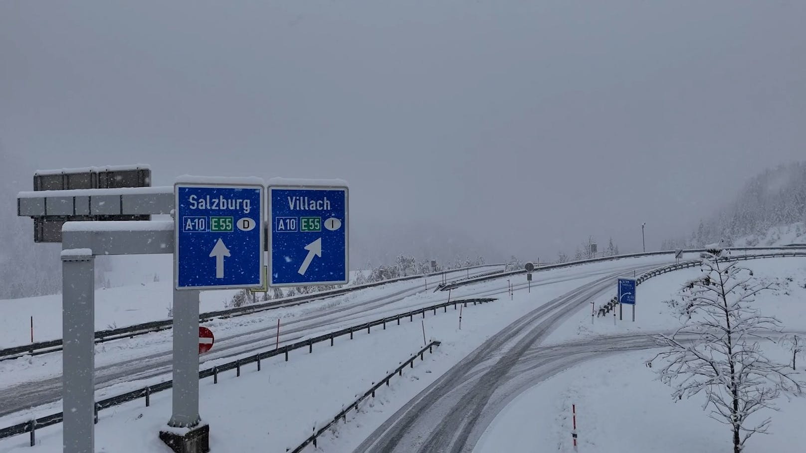 Wintereinbruch an der A10 Tauernautobahn bei Eben im Pongau am 3. November. Ausläufer von Orkantief Ciarán haben feuchte Luft aus dem Mittelmeer nach Österreich getragen.