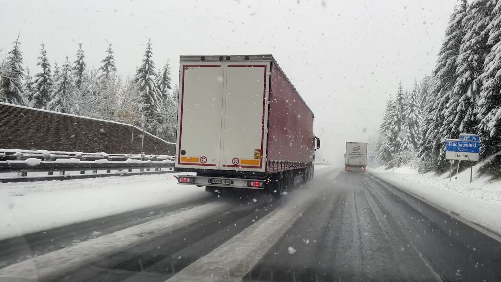 Wintereinbruch an der A10 Tauernautobahn bei Eben im Pongau am 3. November. Ausläufer von Orkantief Ciarán haben feuchte Luft aus dem Mittelmeer nach Österreich getragen.