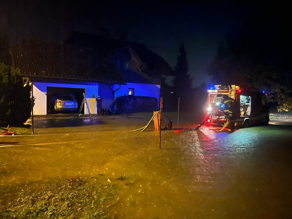 In Kärnten standen die Feuerwehren, wie hier beispielhaft in Kötschach-Mauthen, im Dauereinsatz. 