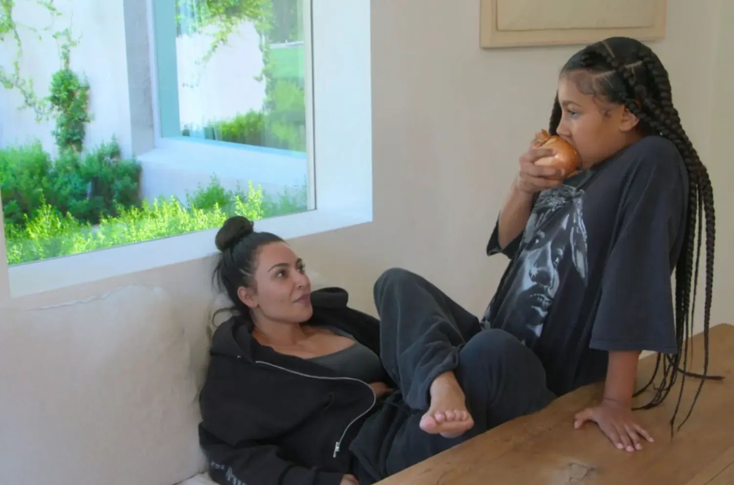 Kim Kardashian mit ihrer Tochter North West in der neuesten Folge 