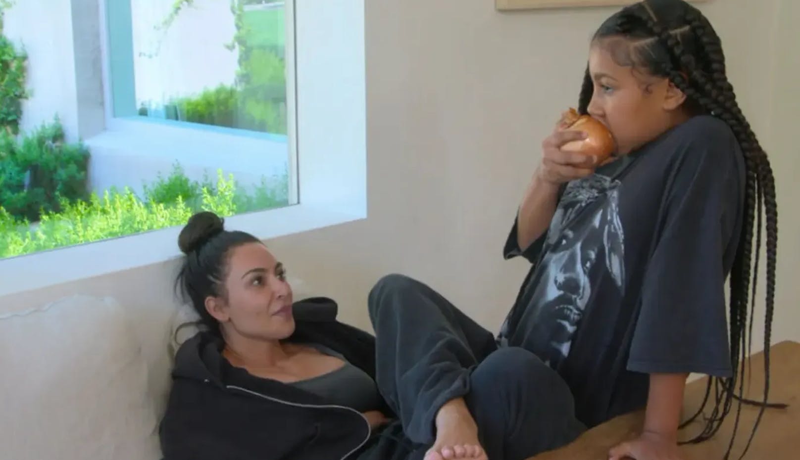 "Gruselig" – Kardashian-Tochter isst Zwiebel wie Äpfel