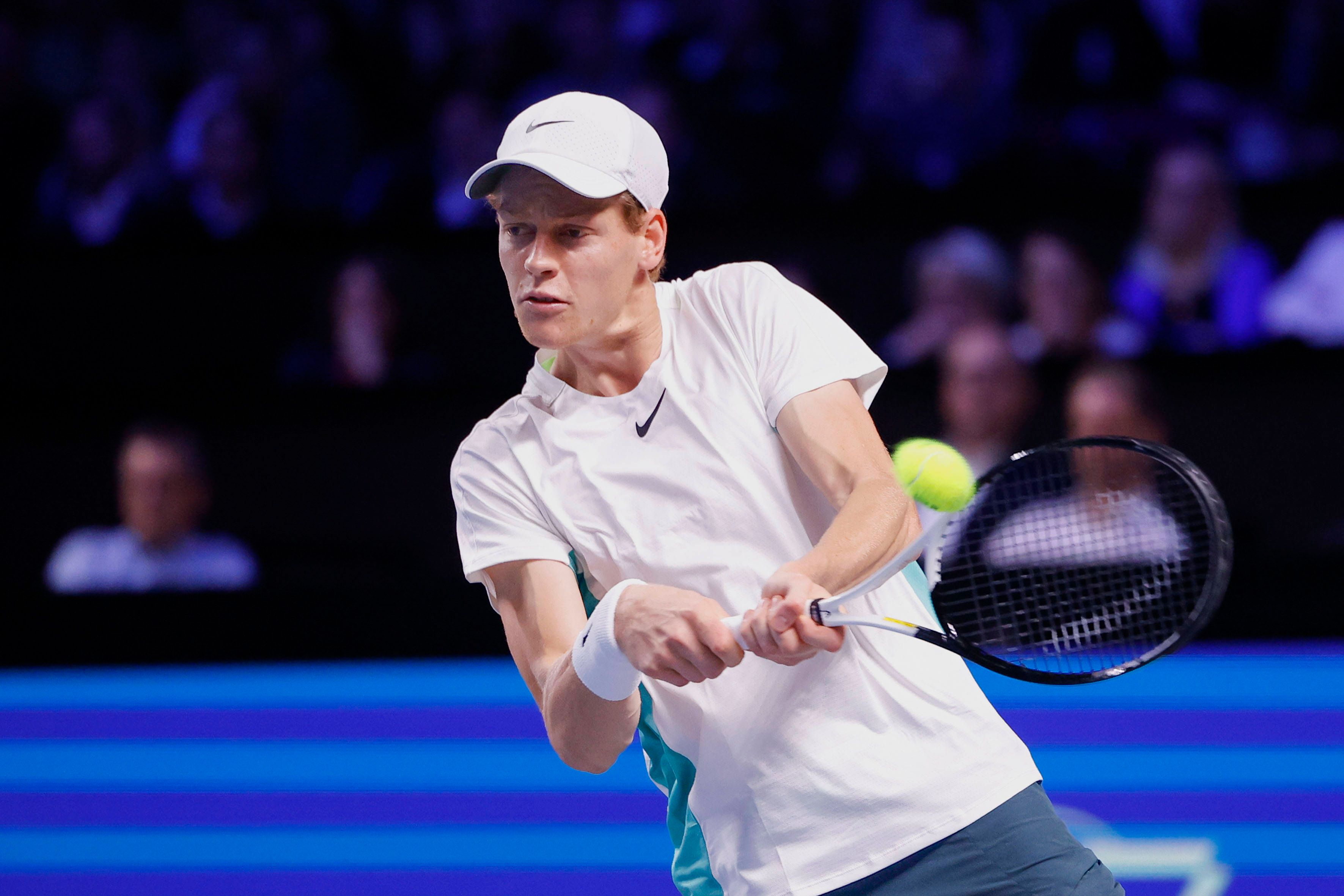 Tennis-Star Jannik Sinner hat sich freiwillig aus dem Turnier in Paris zurückgezogen.