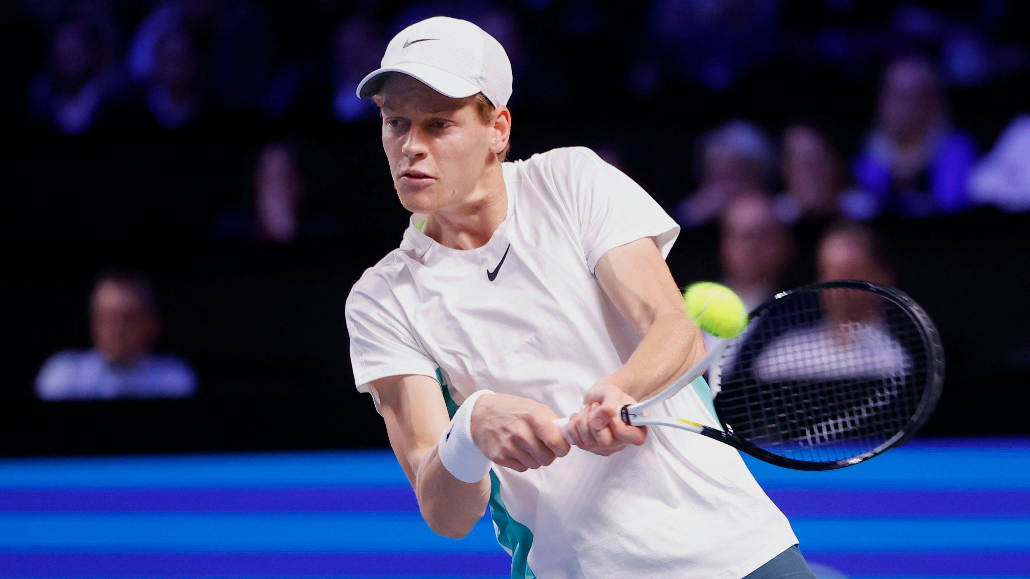 Tennisstjärnan Jannik Sinner har frivilligt dragit sig ur turneringen i Paris.