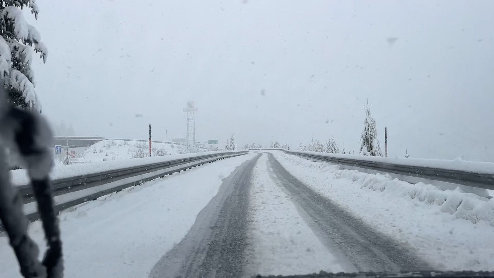 Wintereinbruch an der A10 Tauernautobahn bei Eben im Pongau am 3. November. Ausläufer von Orkantief Ciarán haben feuchte Luft aus dem Mittelmeer nach Österreich getragen.