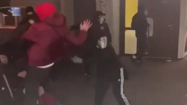 Vor dem Anpfiff kam es zu schweren Ausschreitungen zwischen Sturm- und GAK-Anhängern.