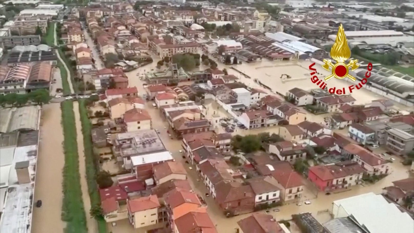 Orkan-Tief Ciarán hat am 2. und 3. November die Toskana verwüstet. Im Bild die Überschwemmungen in Prato aus der Luft aus gesehen.