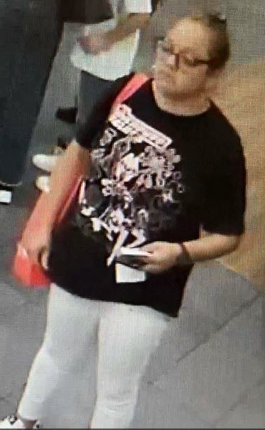 Diese Frau soll eine vergessene Geldbörse entwendet haben.