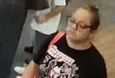 Diese Frau soll eine vergessene Geldbörse entwendete haben.