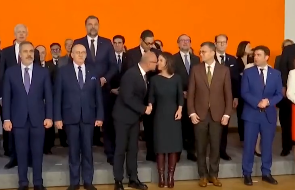 Versuchte Kroatiens Außenminister, Baerbock auf den Mund zu küssen?