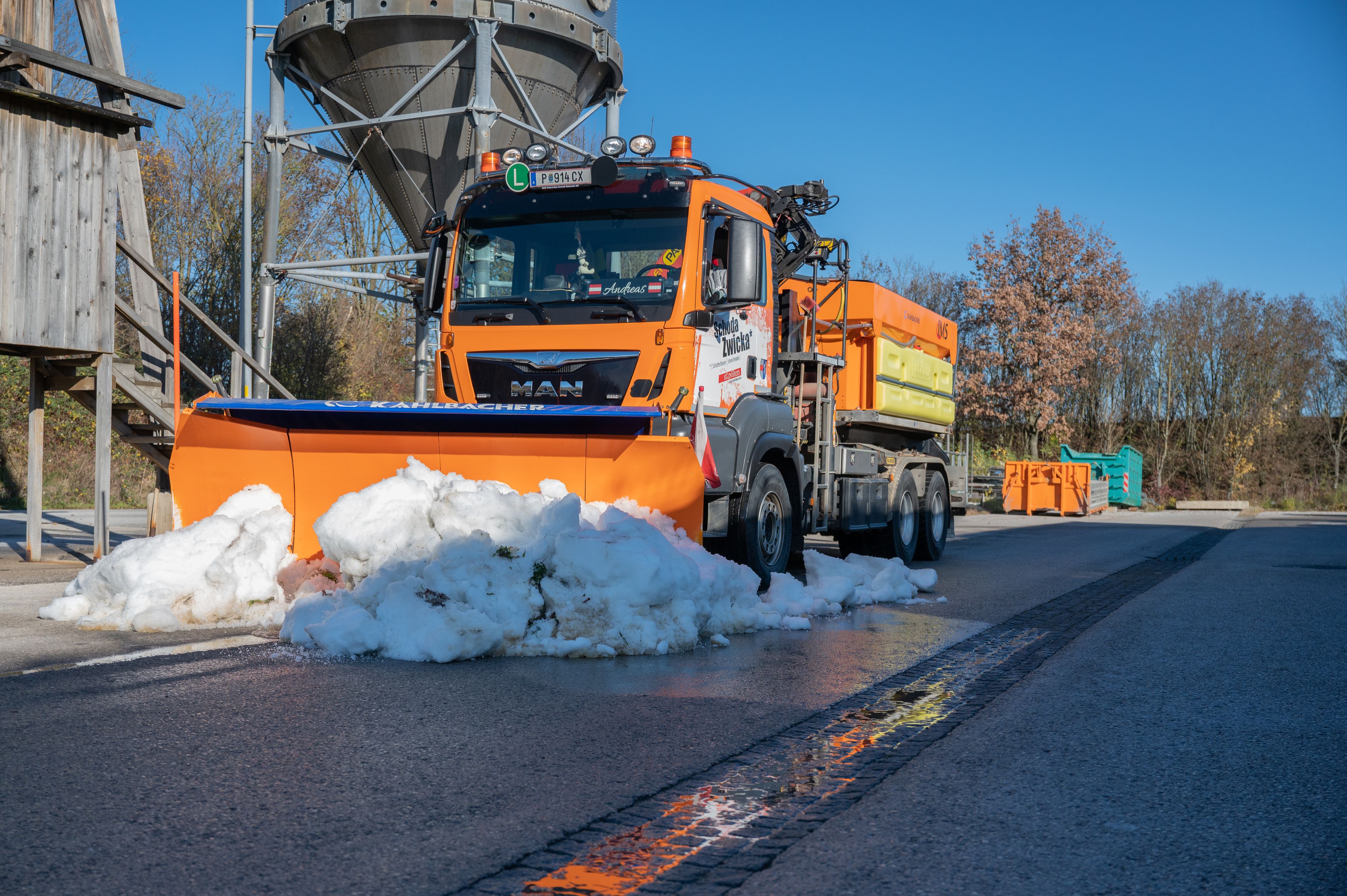 Die Salz- und Kiesel-Silos sind gut gefüllt und auch die Schneepflüge und die Mannschaft am Wirtschaftshof sind auf den ersten Schneefall vorbereitet.