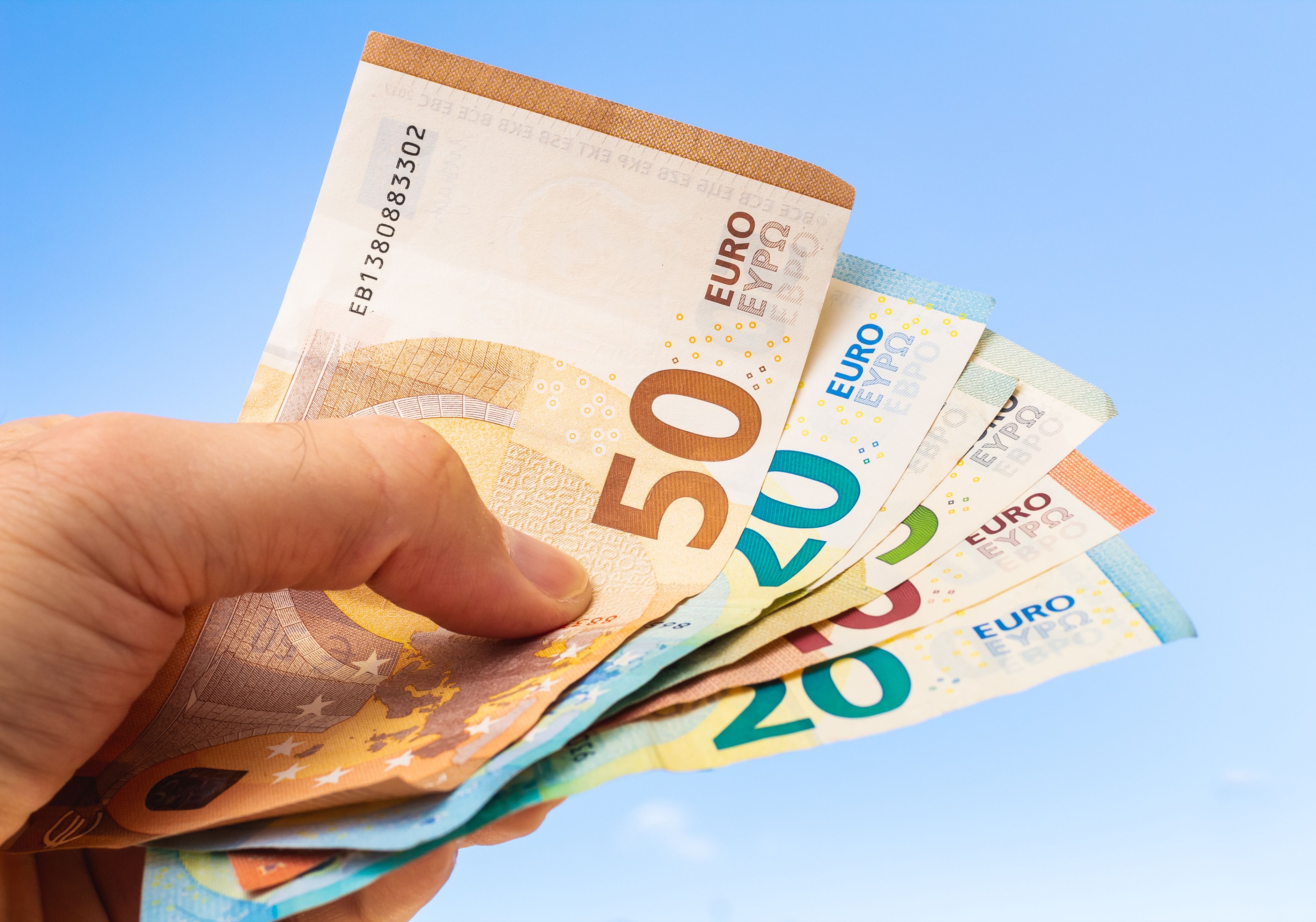 Wer sich selbst um den Steuerausgleich kümmert, holt sich im Schnitt 437 Euro mehr raus.