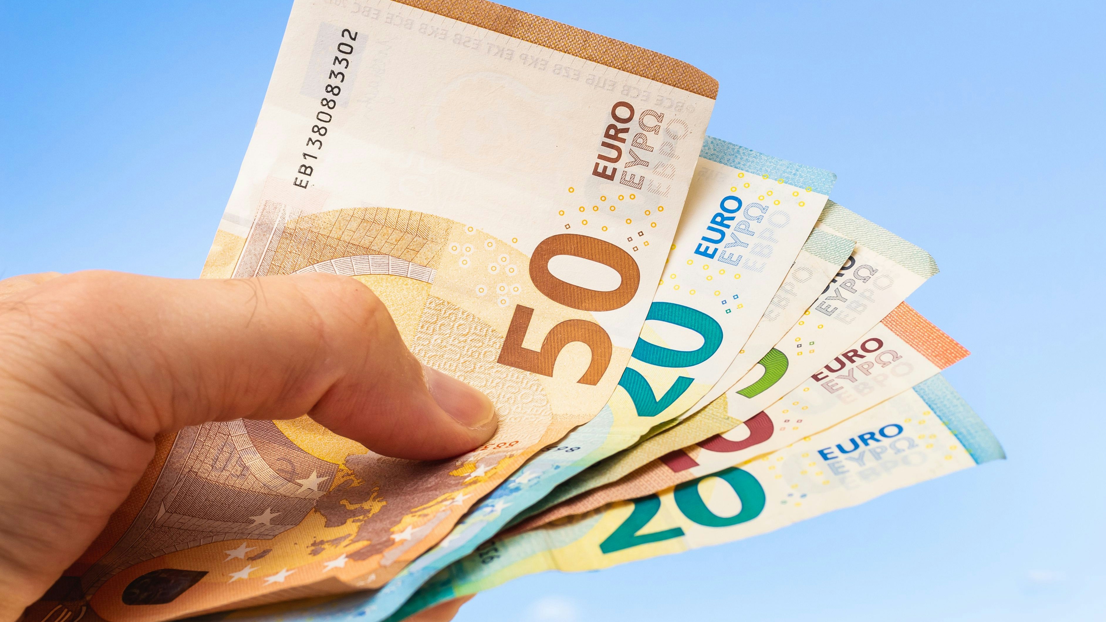 Wer sich selbst um den Steuerausgleich kümmert, holt sich im Schnitt 437 Euro mehr raus.