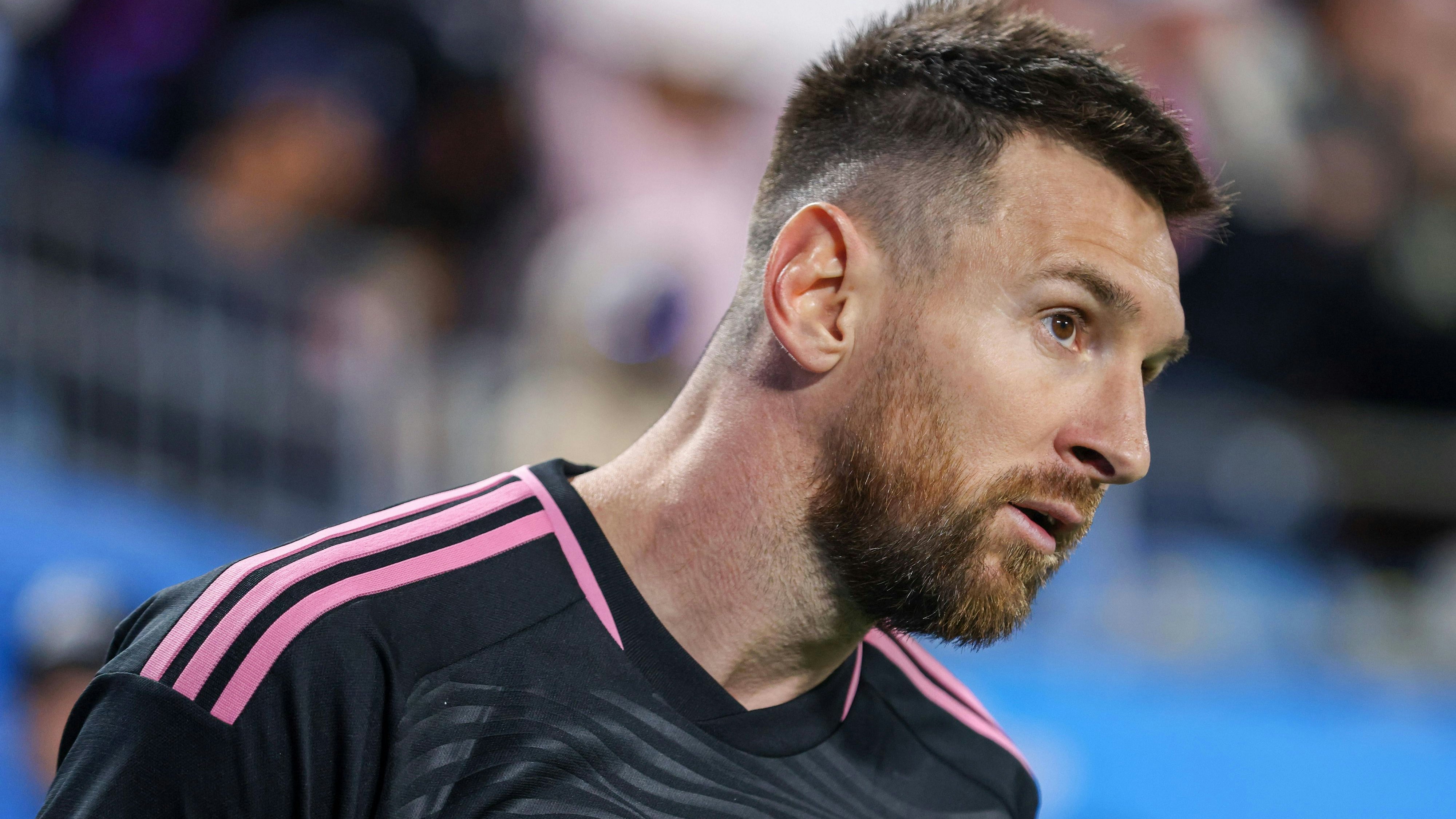 Fußball-Star Lionel Messi schießt gegen einen Journalisten. 