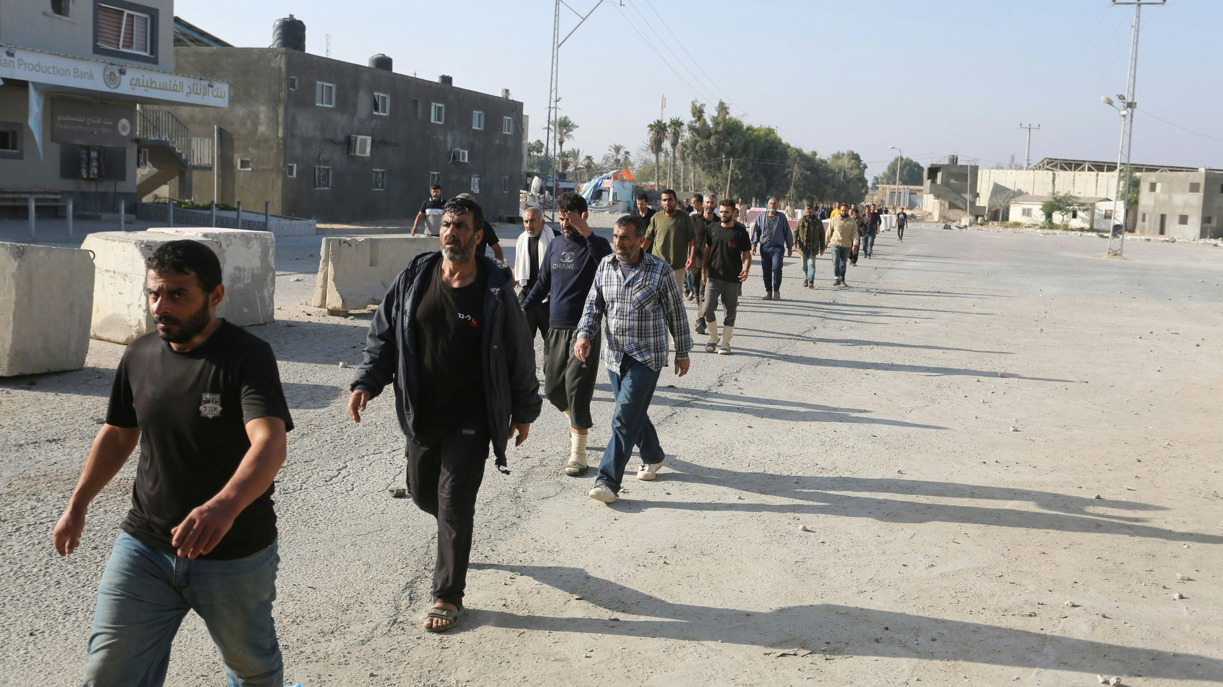 Download von www.picturedesk.com am 03.11.2023 (09:56).  Palestinian day laborers in Israel arrive in the Gaza Strip at the Kerem Shalom crossing brought by the Israeli authorities Friday, Nov. 3, 2023. Thousands of day Laborers from Gaza were in Israel when the war started. (AP Photo/Hatem Ali) - 20231103_PD1079 - Rechteinfo: Rights Managed (RM)