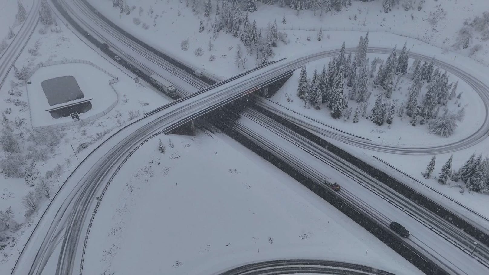 Wintereinbruch an der A10 Tauernautobahn bei Eben im Pongau am 3. November. Ausläufer von Orkantief Ciarán haben feuchte Luft aus dem Mittelmeer nach Österreich getragen.