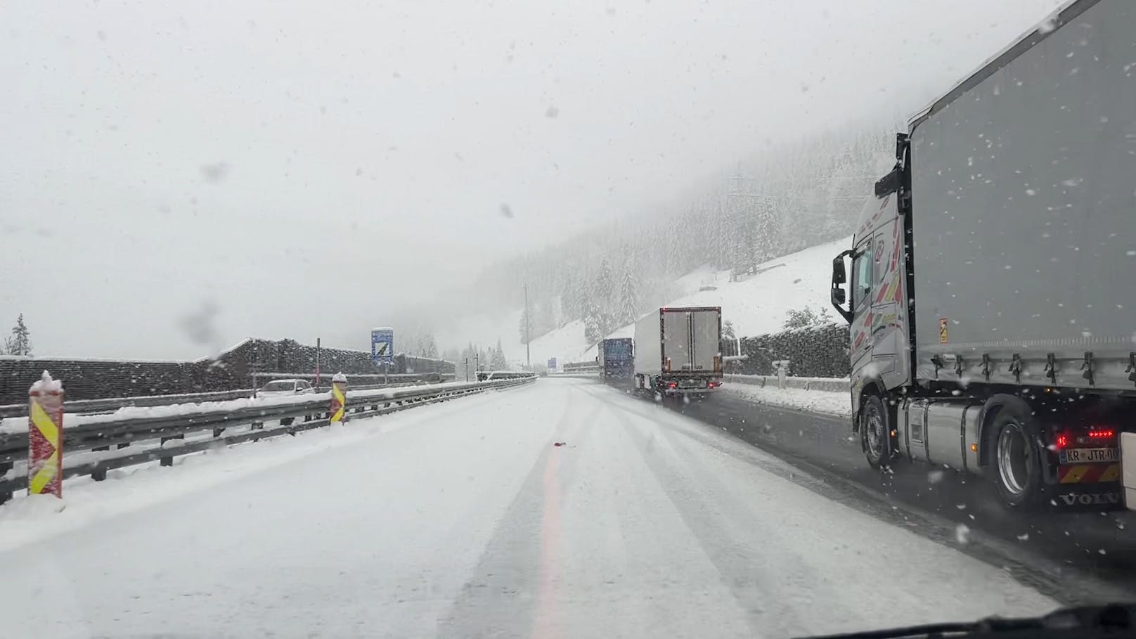 Wintereinbruch an der A10 Tauernautobahn bei Eben im Pongau am 3. November. Ausläufer von Orkantief Ciarán haben feuchte Luft aus dem Mittelmeer nach Österreich getragen.