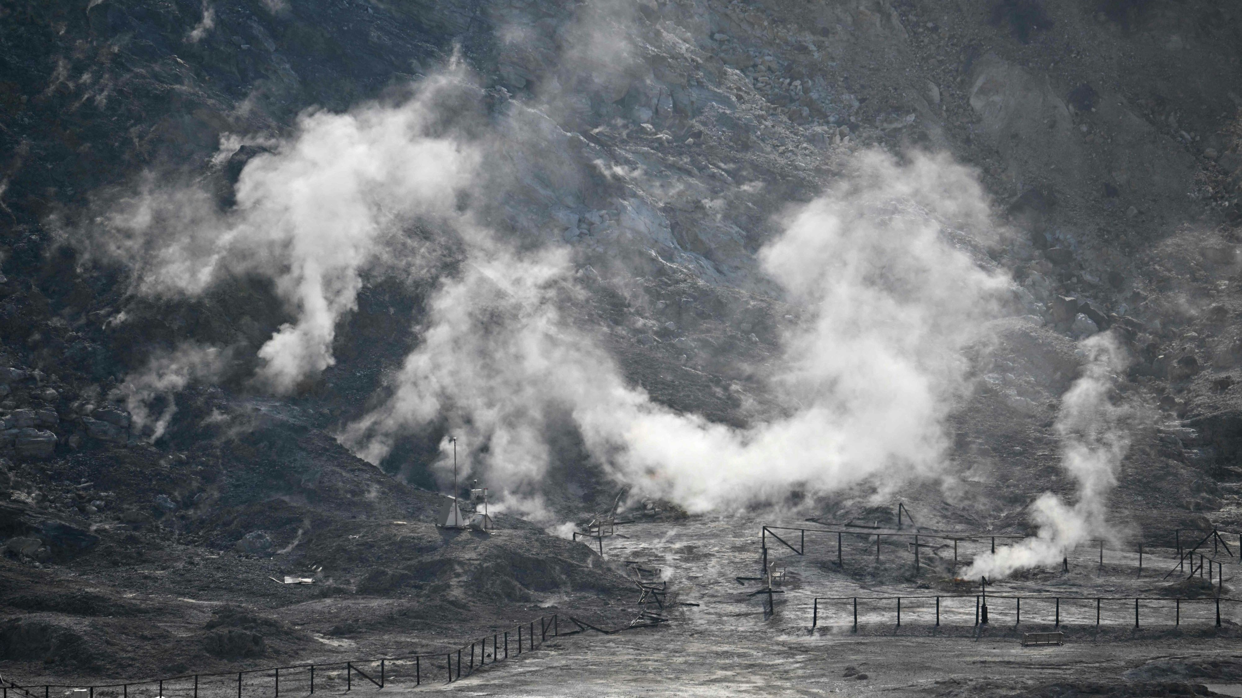 Download von www.picturedesk.com am 03.11.2023 (12:33).  A general view shows smoke from the "solfatara" at the Campi Flegrei (Phlegraean Fields) a volcanic region close to Naples, on October 4, 2023 in Pozzuoli. Growing tremors, including a 4.2 magnitude quake last week -- the biggest in 40 years -- have spooked the half-a-million inhabitants living in this danger zone. (Photo by Alberto PIZZOLI / AFP) - 20231004_PD3896 - Rechteinfo: Rights Managed (RM) Nur für redaktionelle Nutzung! Werbliche Nutzung erfordert Freigabe: bitte schicken Sie uns eine Anfrage.