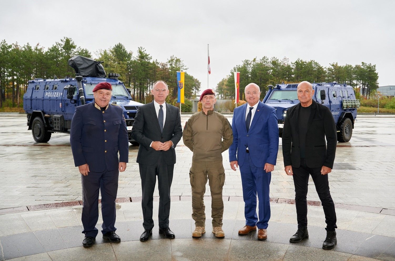 Der neue Kommandant GenMjr Rainer Wintersteiger (Mitte), flankiert von Bundesminister Gerhard Karner und Vizebürgermeister Wr. Neustadt Christian Stocker, an den beiden Seiten Bernhard Treibenreif und Hannes Gulnbrein (Ehemals Kommandant des EKO Cobra).