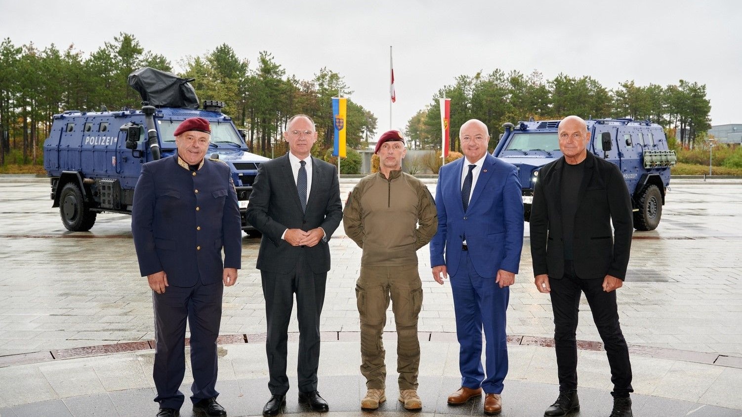Der neue Kommandant GenMjr Rainer Wintersteiger (Mitte), flankiert von Bundesminister Gerhard Karner und Vizebürgermeister Wr. Neustadt Christian Stocker, an den beiden Seiten Bernhard Treibenreif und Hannes Gulnbrein (Ehemals Kommandant des EKO Cobra).