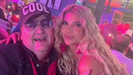 Mit Micaela Schäfer will Andreas Ellermann seinem Potenzmittel Starthilfe verleihen.