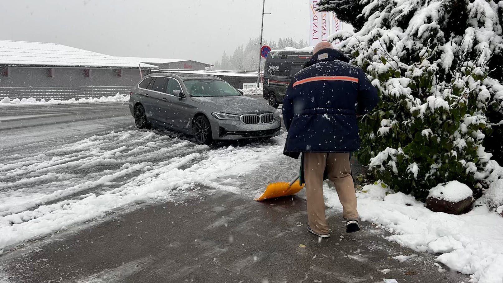 Wintereinbruch an der A10 Tauernautobahn bei Eben im Pongau am 3. November. Ausläufer von Orkantief Ciarán haben feuchte Luft aus dem Mittelmeer nach Österreich getragen.