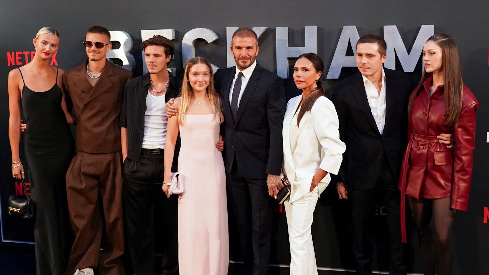 Die Beckhams mit ihrer Tochter Harper Seven, ihren Söhnen Cruz, Romeo und Brooklyn, sowie den Partnerinnen der letzten beiden.
