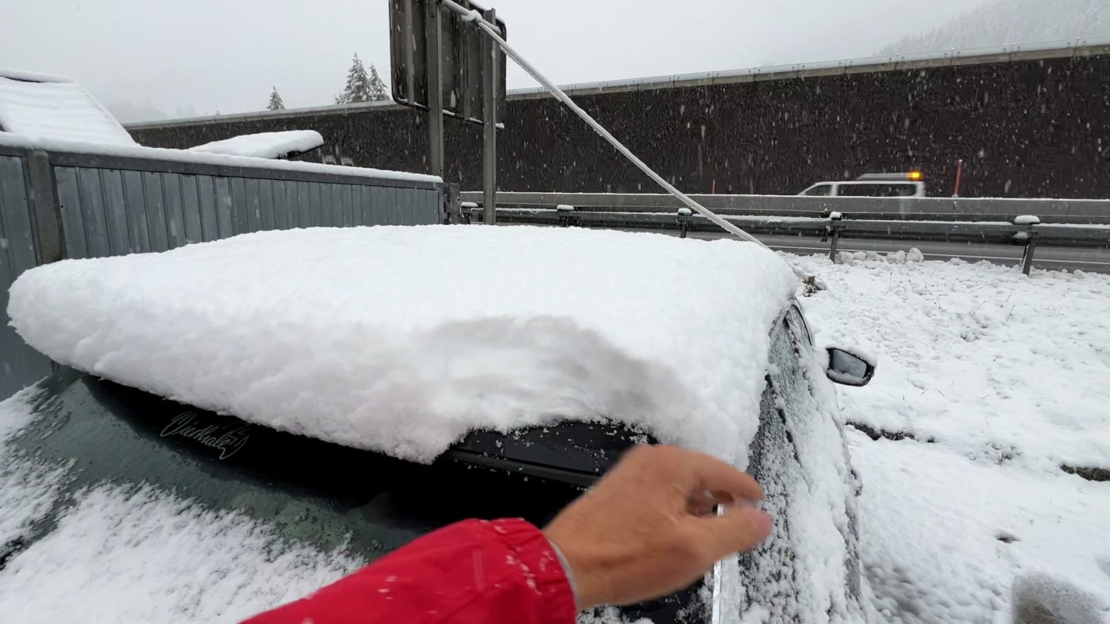 Wintereinbruch an der A10 Tauernautobahn bei Eben im Pongau am 3. November. Ausläufer von Orkantief Ciarán haben feuchte Luft aus dem Mittelmeer nach Österreich getragen.