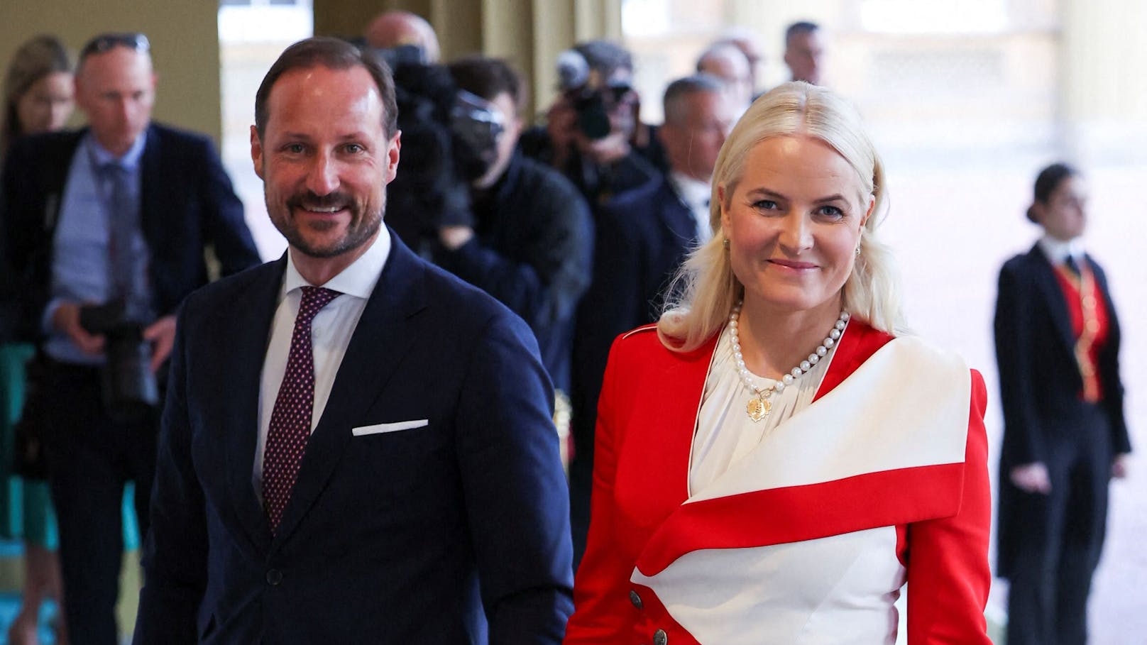 Prinz Haakon und Prinzessin Mette-Marit von Norwegen bei der Krönung von Charles III.