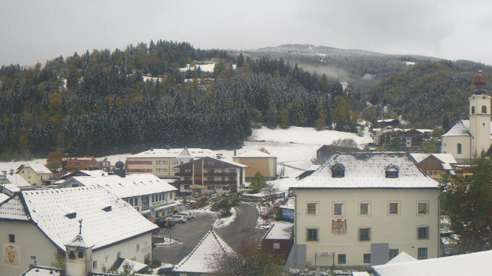 Schneefall in Haus im Ennstal. Es schneit in Österreich teils bis auf 500 Meter herab.
