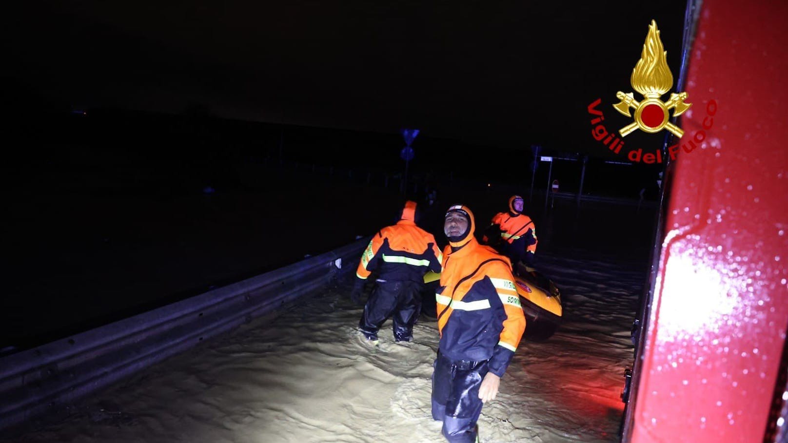 Orkan-Tief Ciarán hat am 2. und 3. November die Toskana verwüstet. Im Bild Feuerwehrleute im Rettungseinsatz.
